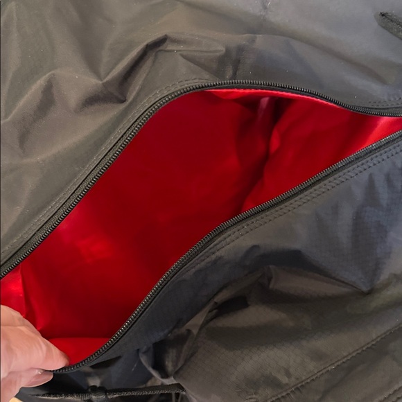 Nike Black gym tote bag. Expandable sides black with red swoosh - Picture 9 of 10